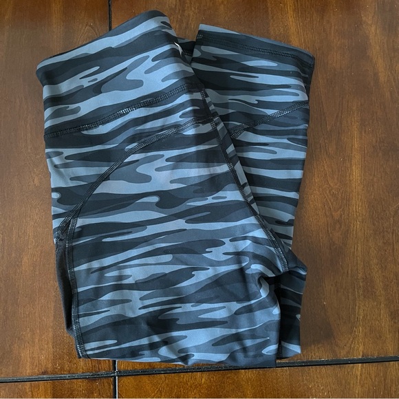 Old navy active wear leggings - Picture 3 of 3